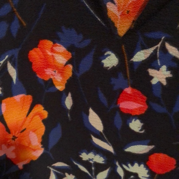 Stylish blouse in sz S. - Picture 3 of 3
